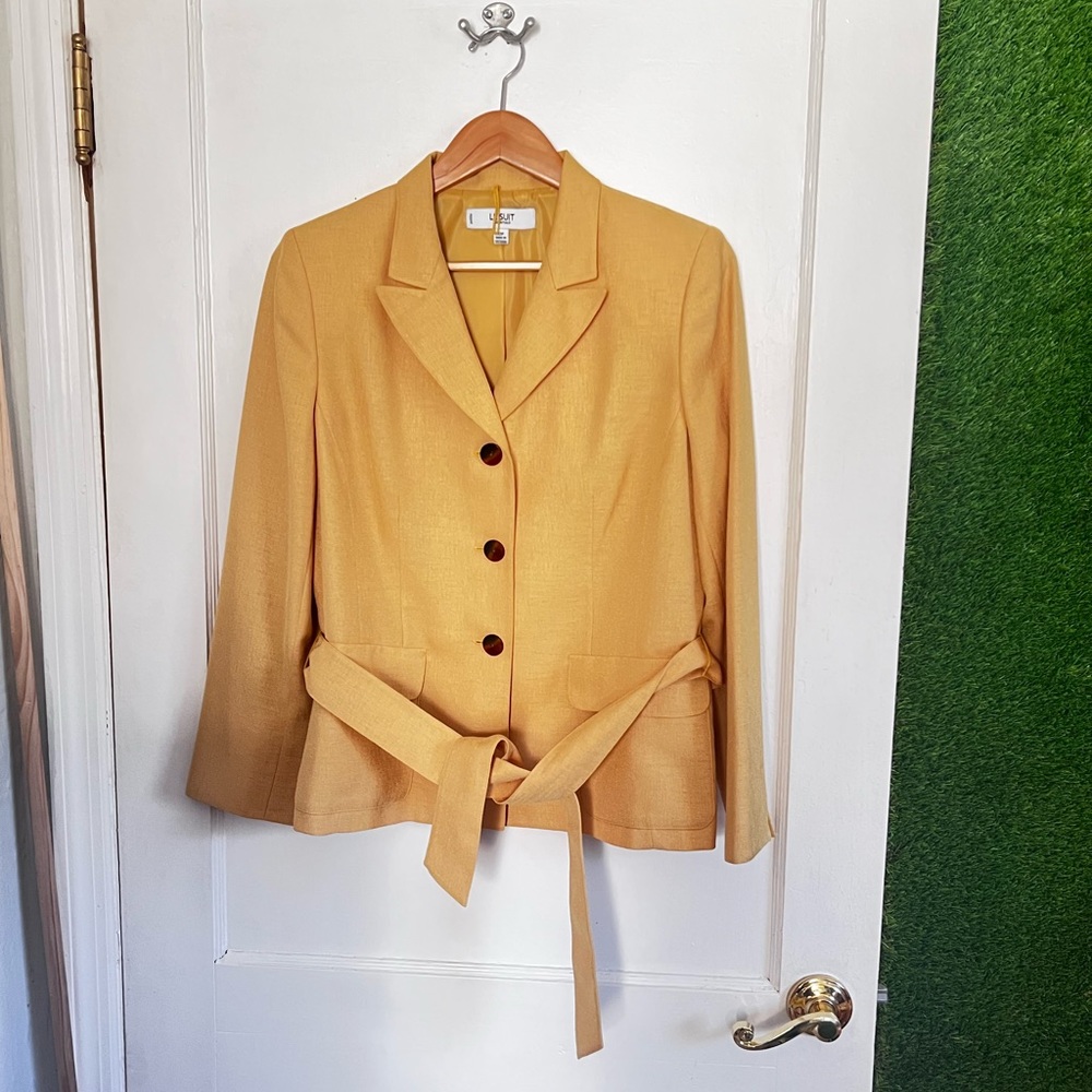 Beautiful Vintage Blazer by LeSuit 🪴